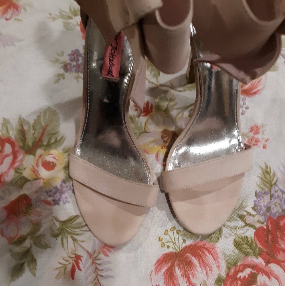 Betsey Johnson Light Pink Friskyy Bow Heels. - Picture 10 of 10